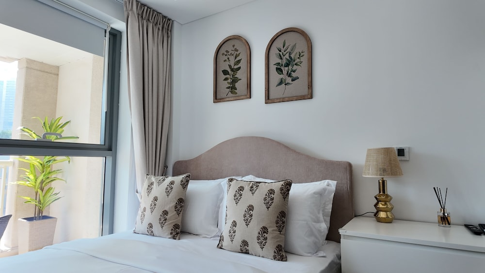 Luxurious & Spacious 2BR l Burj & Fountain Views l Walk to Dubai Mall l Pool l Gym — 4-Star Luxury Hotel in Dubai, United Arab Emirates