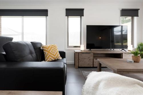 Modern Delight: Cosy Home with Parking — 4-Star Luxury Hotel in Invermay, Australia
