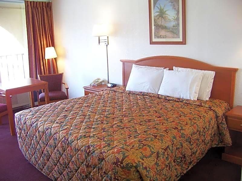 Traveler's Inn & Suites Oklahoma City Airport - photo 8