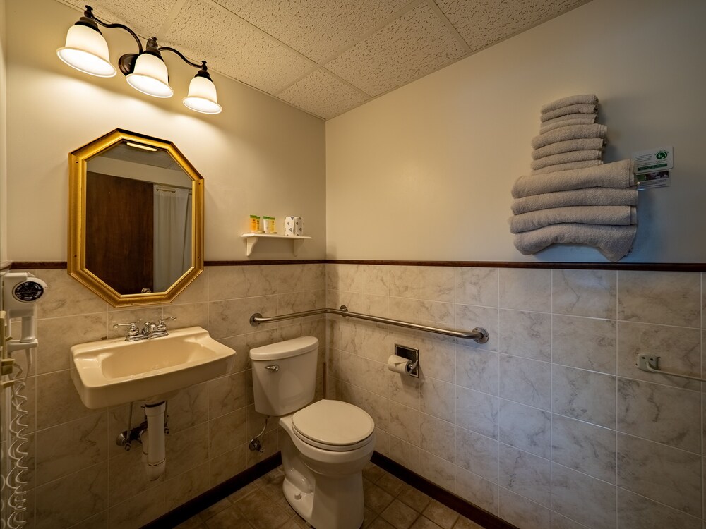 Lake 'N Pines Motel - photo 64