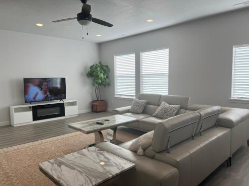Modern Town House 3 Bedrooms Home private parking — 4-Star Luxury Hotel in Draper, United States