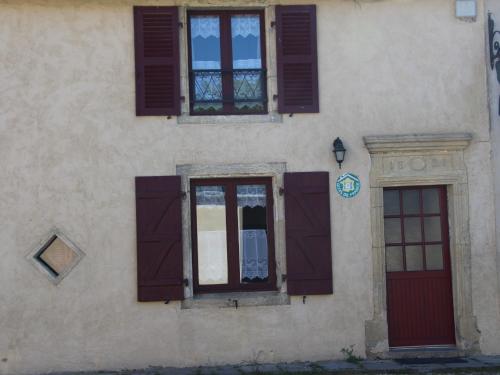 Gîte confortable à Halles sous les Côtes avec cheminée et terrasse FR 1 585 5 — hotel in Dun-Sur-Auron