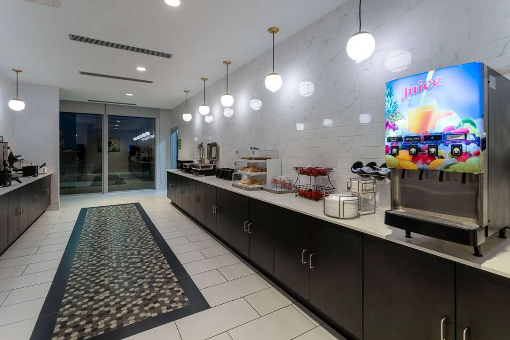 La Quinta Inn & Suites by Wyndham Maricopa Copper Sky - photo 33