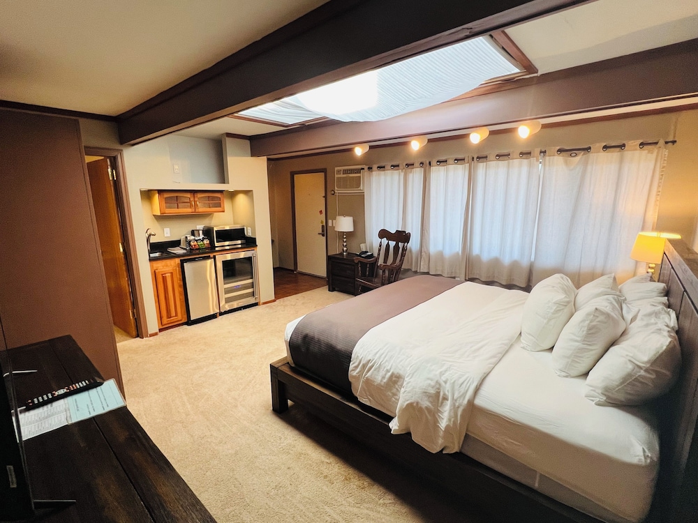 Weathervane Terrace Inn and Suites - photo 12