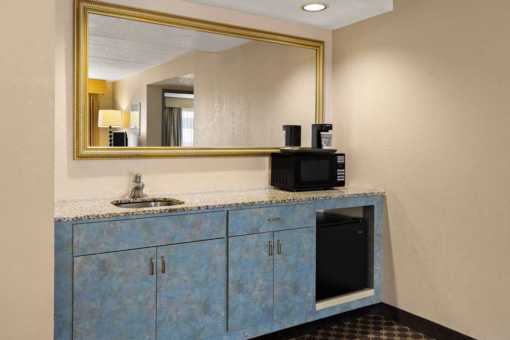 Hotel RL Cleveland Airport West - photo 14