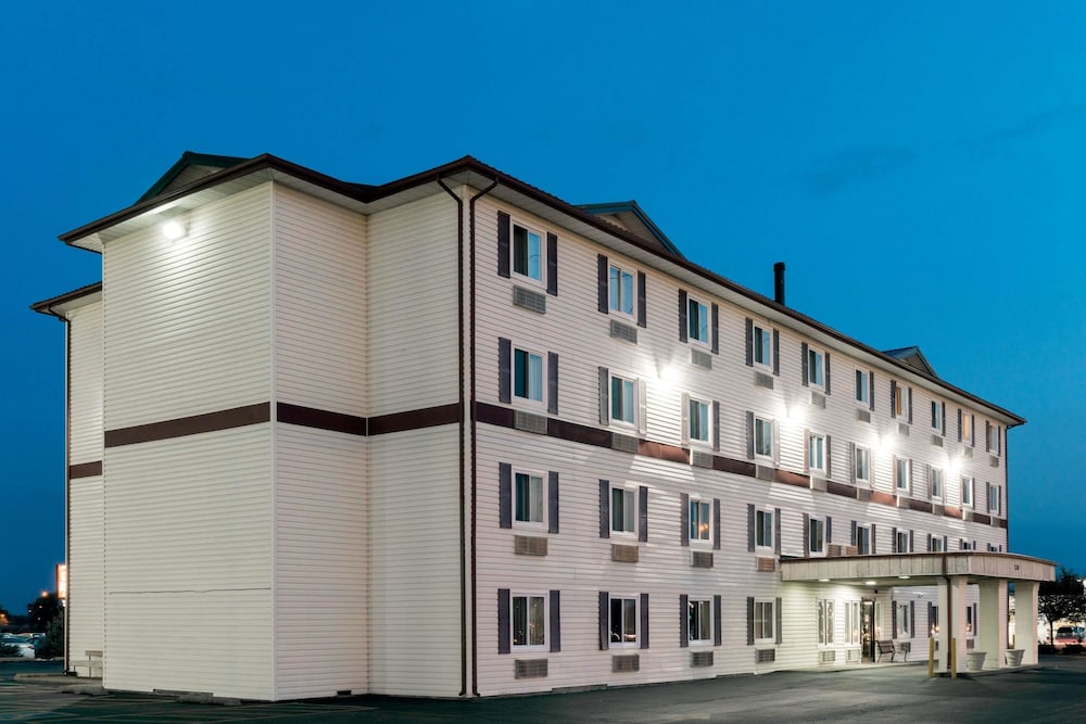 Super 8 by Wyndham Springfield East - featured photo