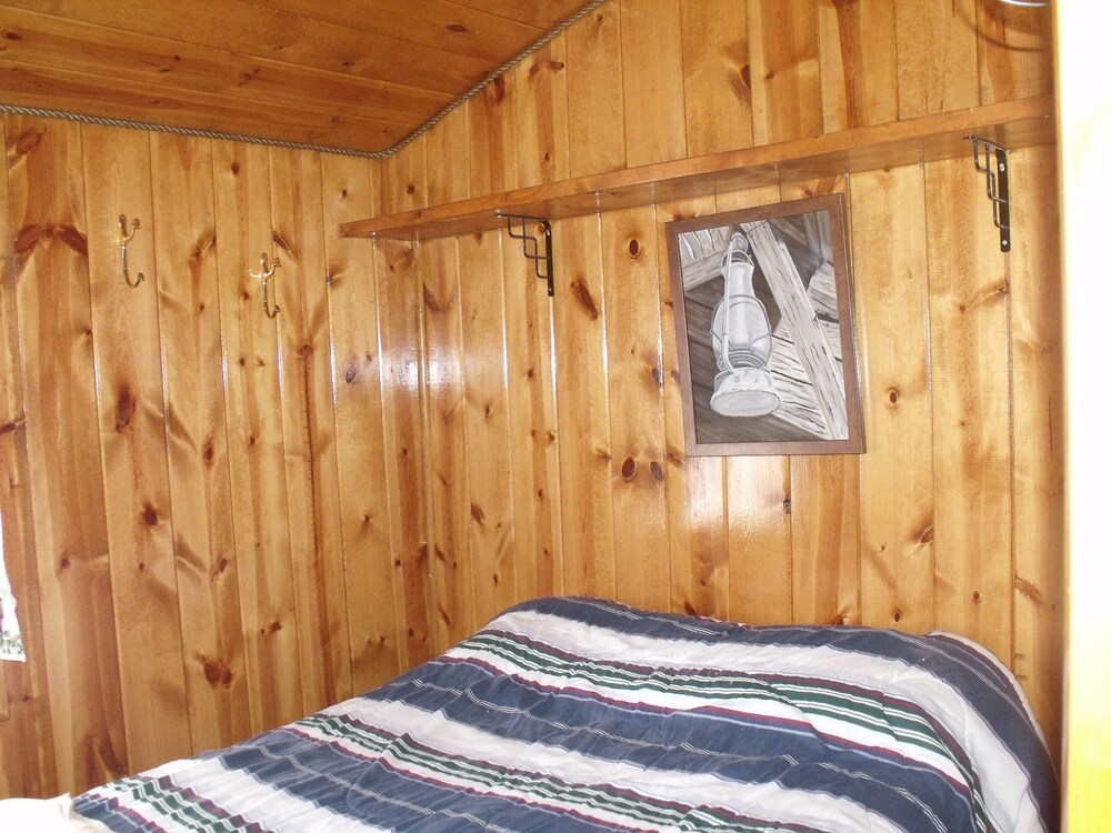Crooked Lake Resort Cabin 4 - photo 25