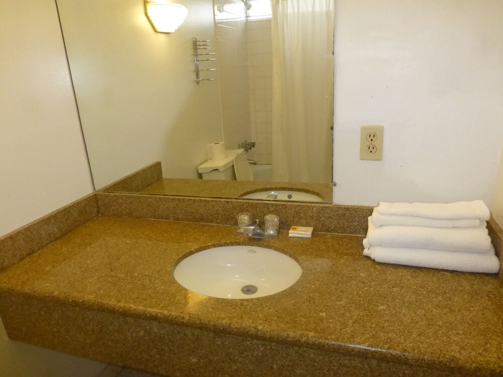 Camelot Waterfront Inn - photo 33