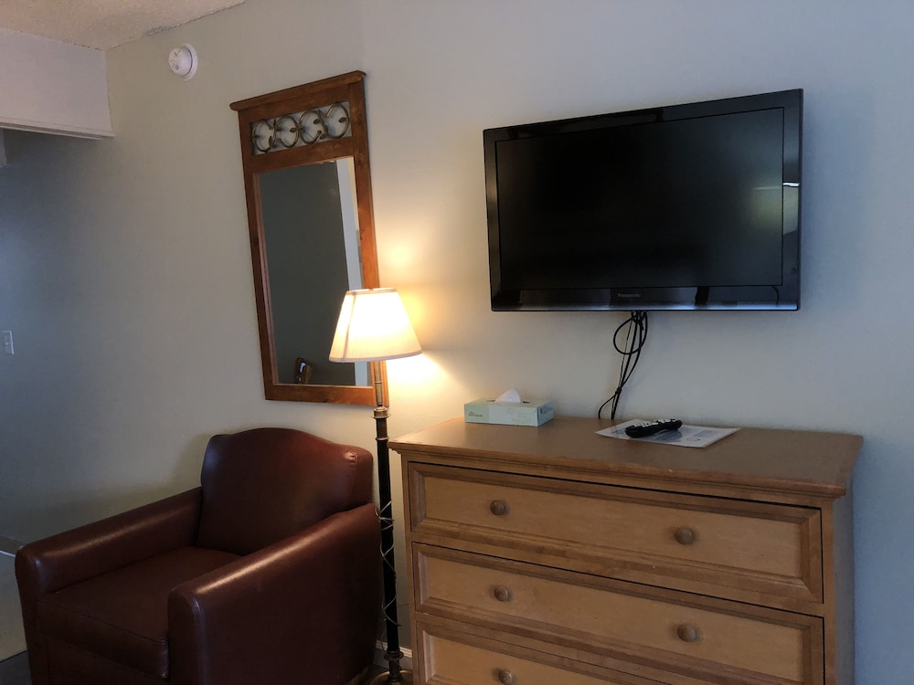 Cedar Inn & Suites - photo 40