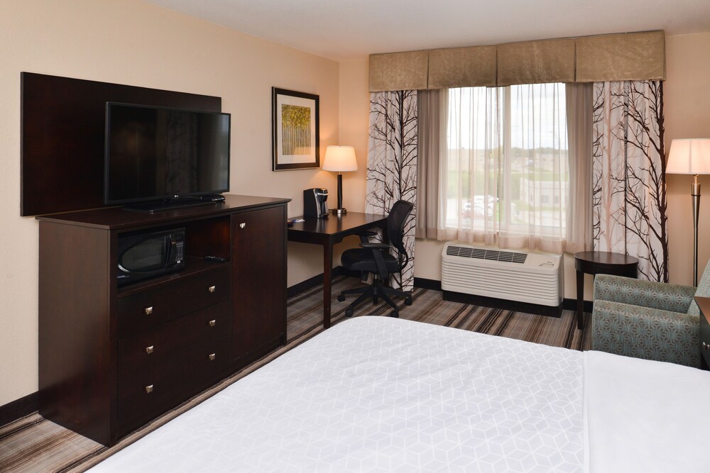 Holiday Inn Express Hotel & Suites Emporia Northwest by IHG - photo 9
