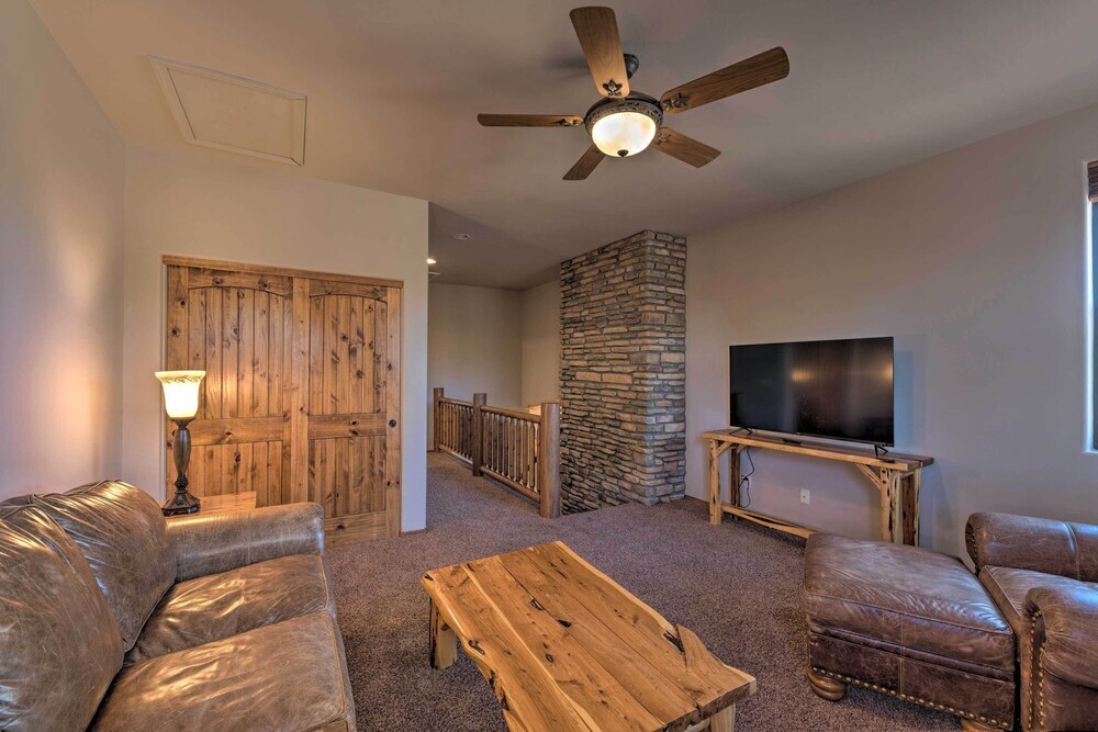 Spacious and Lovely Getaway with Deck in Show Low — hotel in Show Low