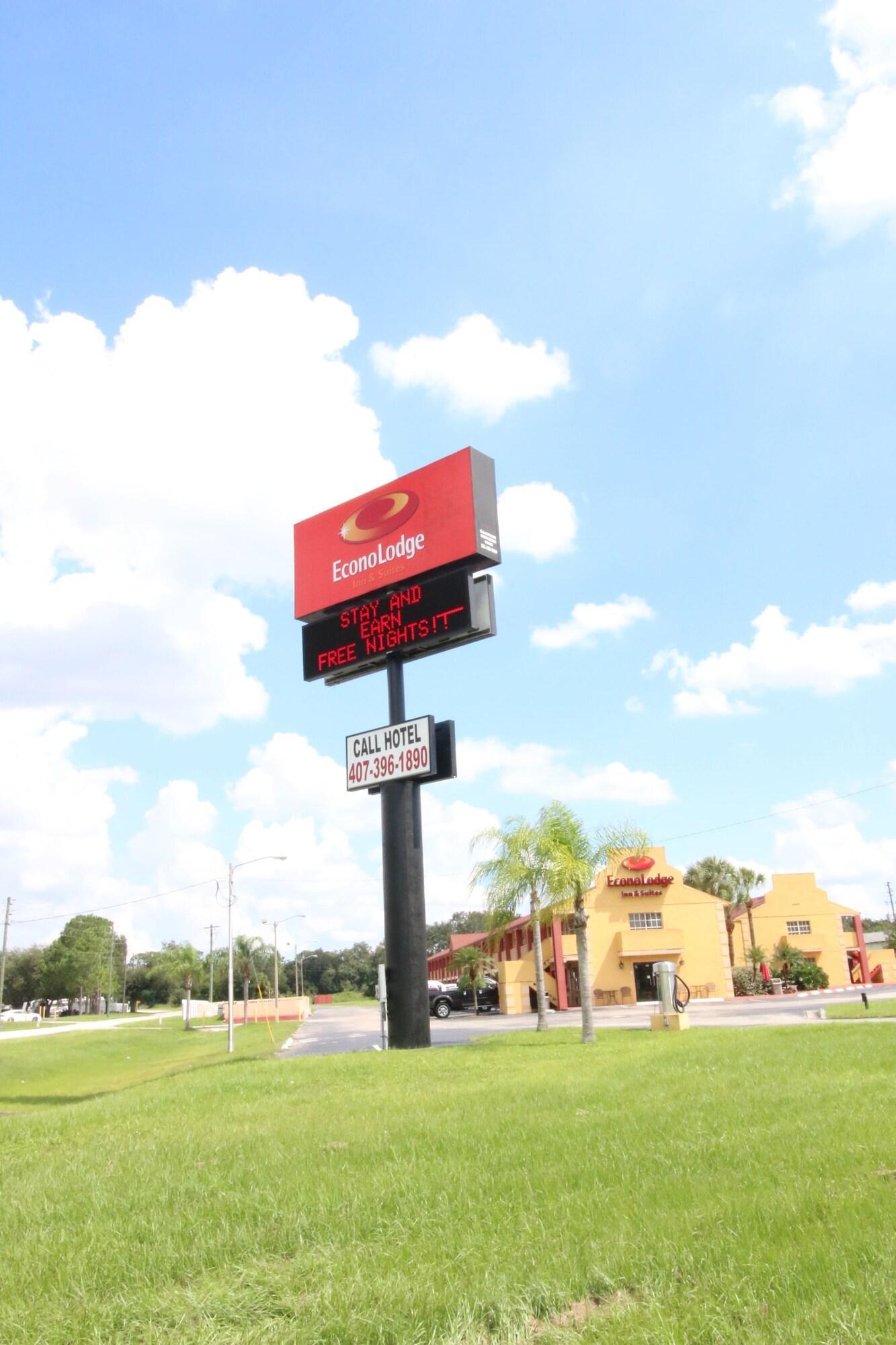 Econo Lodge Inn & Suites Maingate Central - photo 11