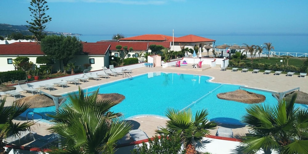 Villaggio Club Borgo Marino & Albatros — hotel in Zambrone