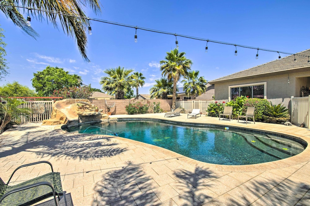 Pool Table Yard & Grill: Luxe Queen Creek Escape — hotel in Queen Creek
