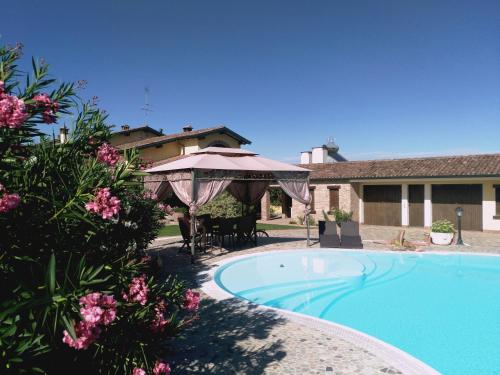 B&B Il Martin Pescatore — 4-Star Luxury Hotel in Bagnolo San Vito, Italy