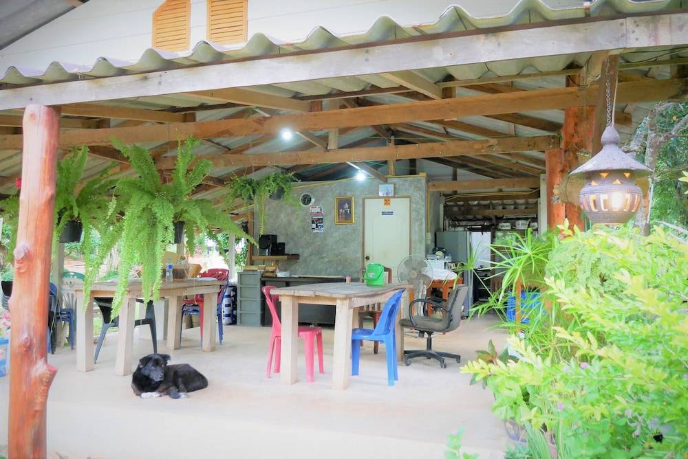 Phuingchan Resort in Tha Mai, Thailand