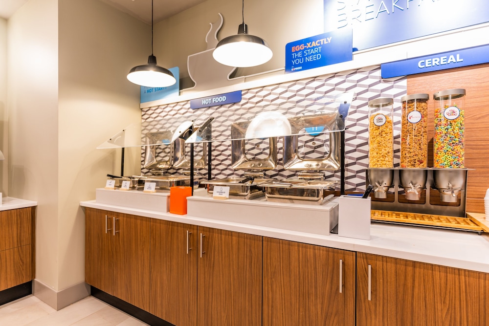 Holiday Inn Express & Suites Charlottesville by IHG - photo 105