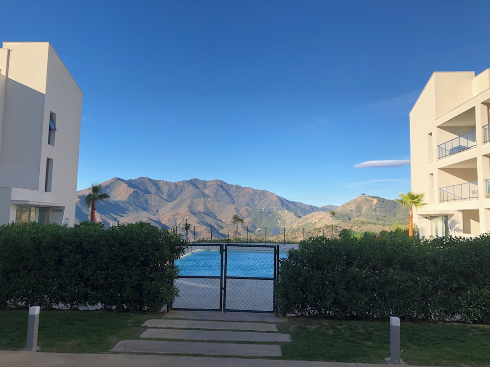 Apartment Sleeps 4 Parking Garden Pool — 4-Star Luxury Hotel in Alhaurin El Grande, Spain
