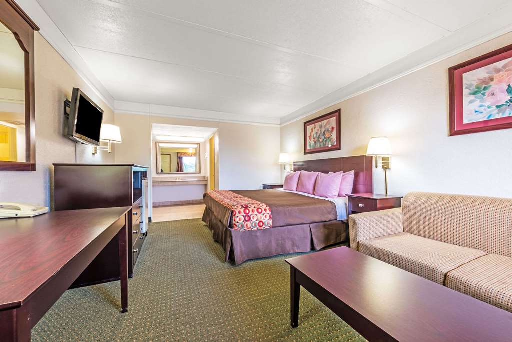 Days Inn by Wyndham Gainesville - photo 18