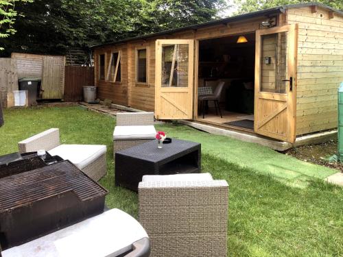 Cosy Garden Log Cabin — 4-Star Luxury Hotel in Salisbury, United Kingdom