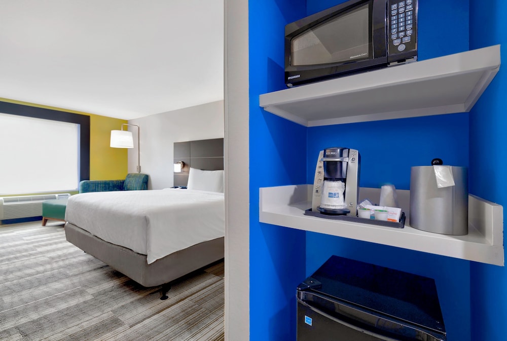 Holiday Inn Express and Suites Kansas City Airport by IHG - photo 24