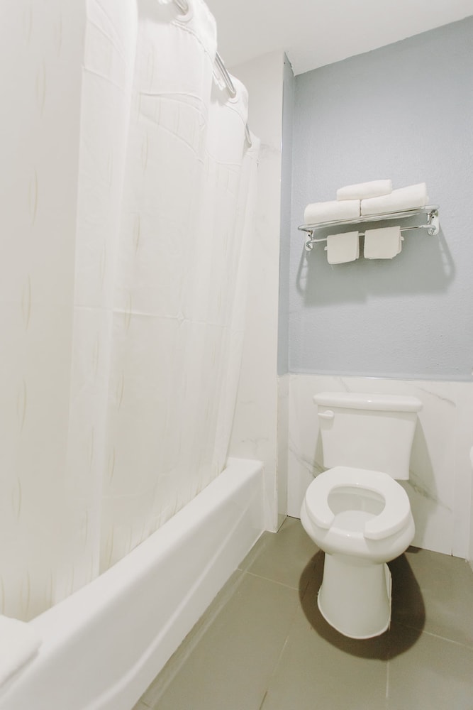 Scottish Inns and Suites Near Kemah Boardwalk - photo 28
