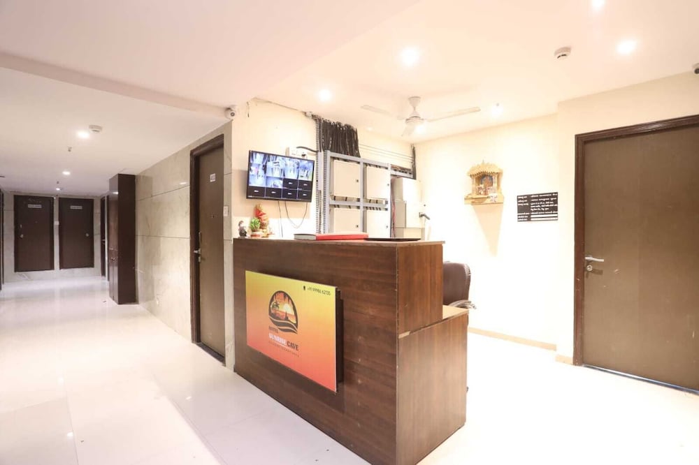 Hotel Sunrise Cave - last minute hotel in Surat