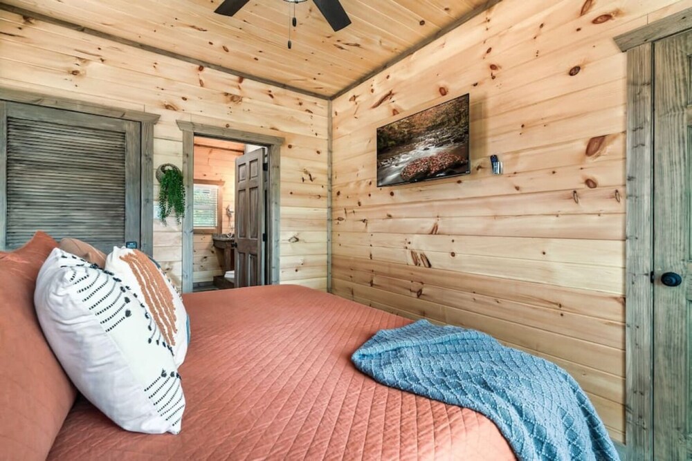 Tranquil Mountain Getaway By Ghosal Luxury Lodging - photo 11