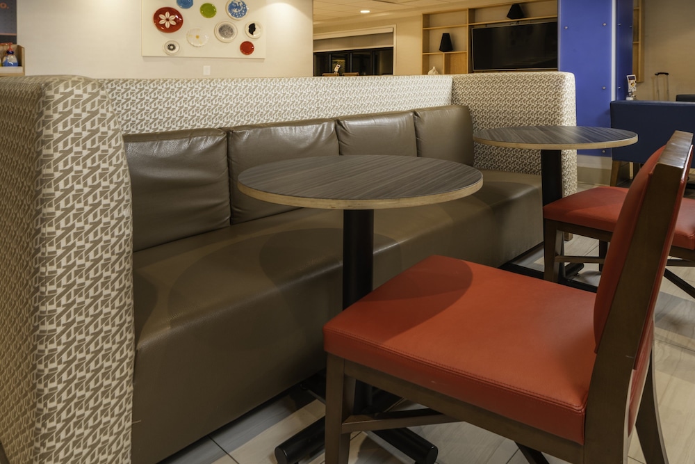 Holiday Inn Express Rochelle by IHG - photo 31
