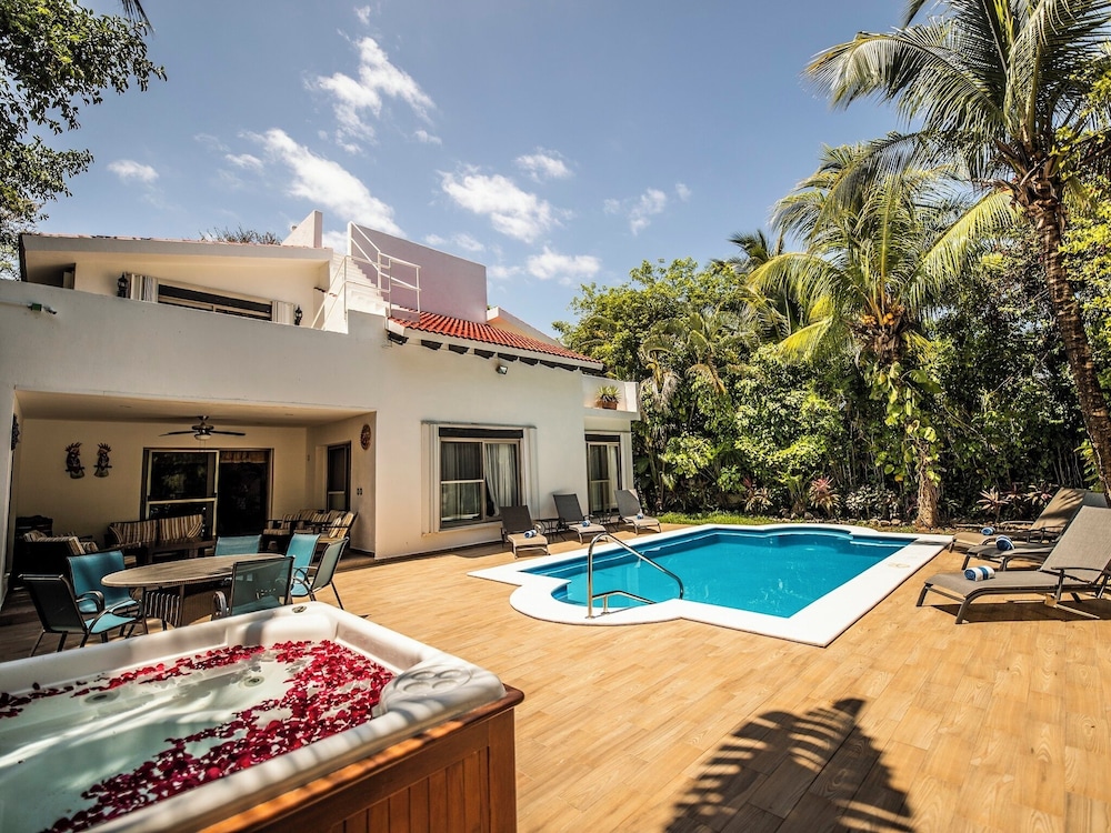 Villa Beach Adventure Relax Holiday Private Pool BBQ Maid Service Golf — 4-Star Luxury Hotel in Playa Del Carmen, Mexico