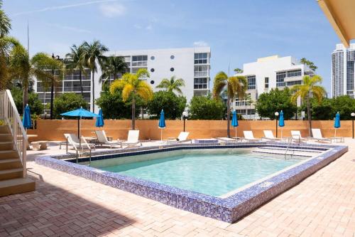 Tiny Tower Treasure Sleeps 5 & Soaks Sun — 4-Star Luxury Hotel in Sunny Isles Beach, United States