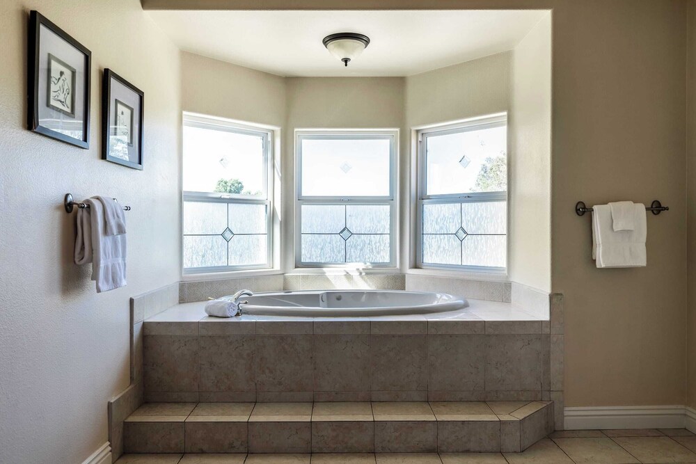 Sleeps 20 Vineyard Estate w Resort Pool Spa Game Room Wilson Creek Manor by AvantStay - photo 20