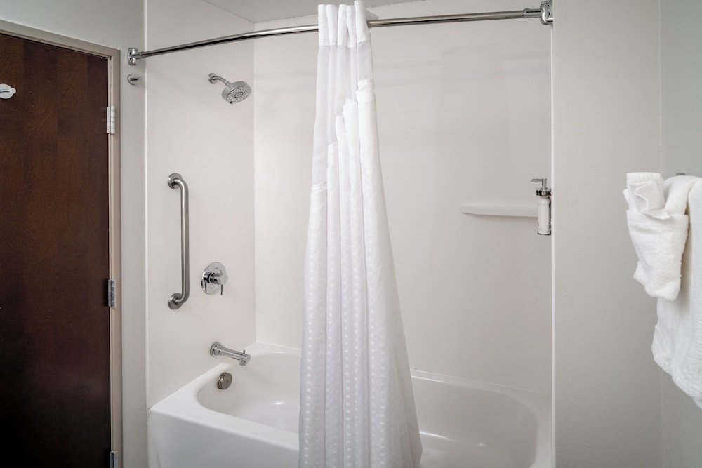 Holiday Inn Express and Suites Fairmont by IHG - photo 35