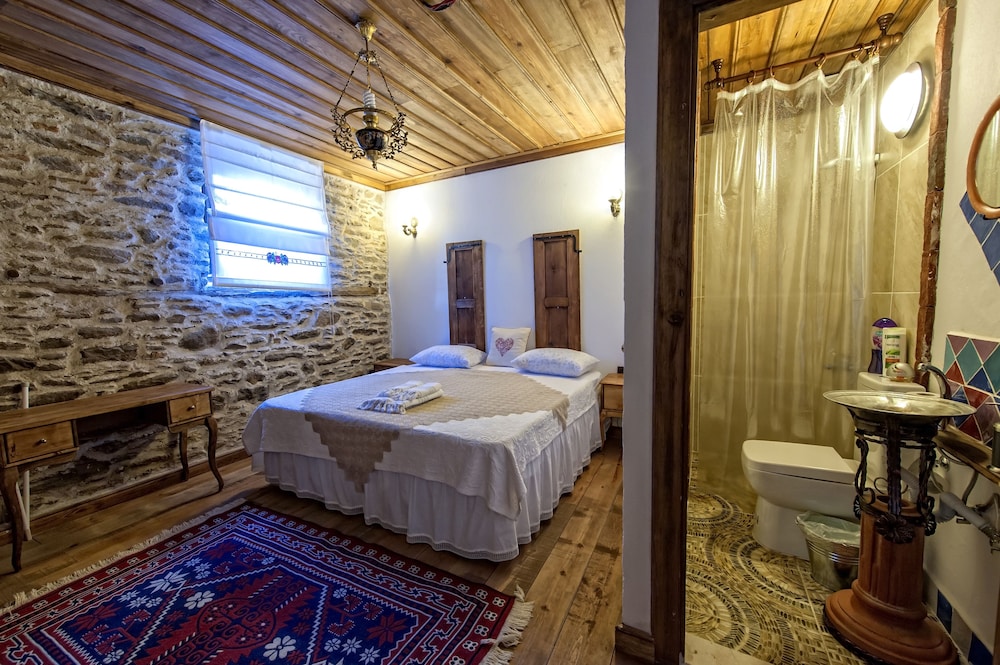 Birgi Hotel Saliha Hanim Tas Konak — Oedemis