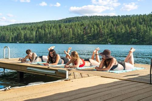 Luxe Lake Home Reflect Recharge and Reconnect — 4-Star Luxury Hotel in Spokane, United States