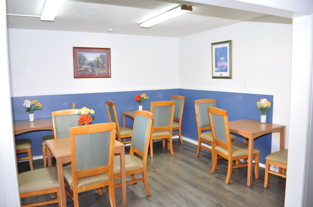 Evergreen Hotel & Suites - photo 28