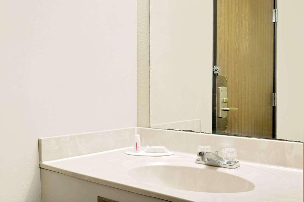 Super 8 by Wyndham Cloquet - photo 8