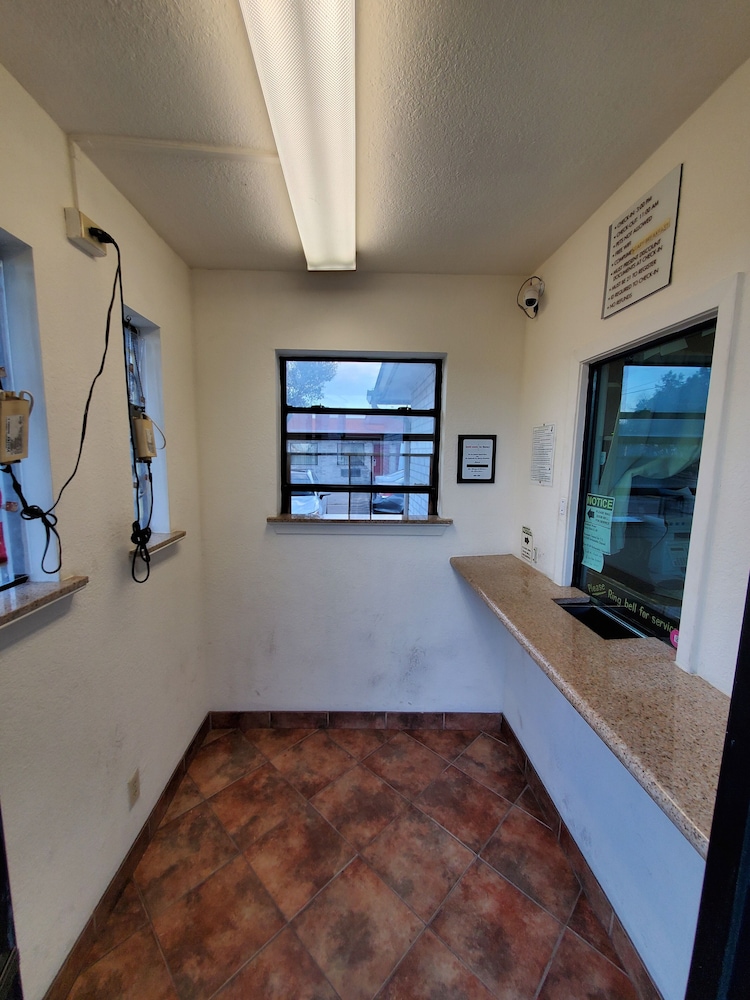 Rodeway Inn Downtown - photo 3