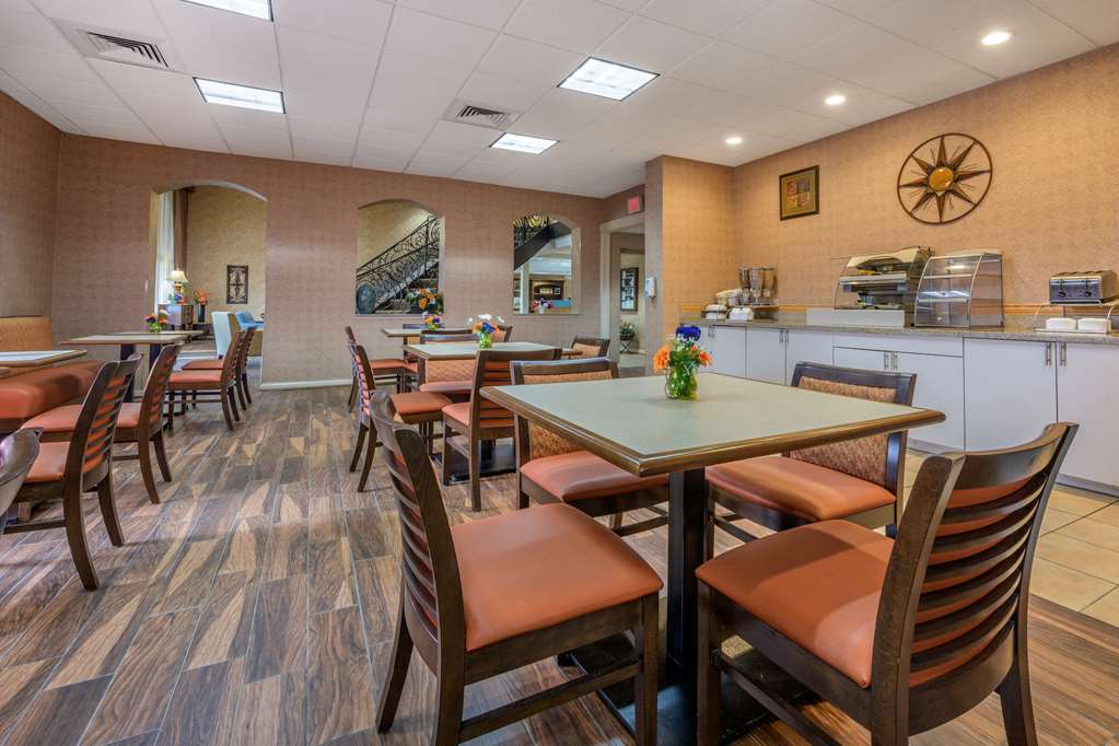 Econo Lodge Inn & Suites Triadelphia Wheeling - photo 31