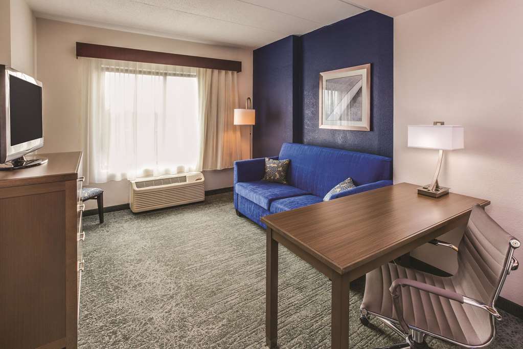 La Quinta Inn & Suites by Wyndham Philadelphia Airport - photo 17