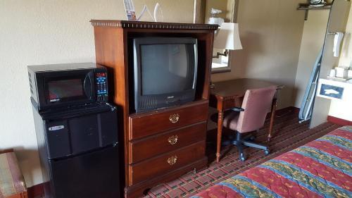 Scottish Inn Knoxville - photo 13