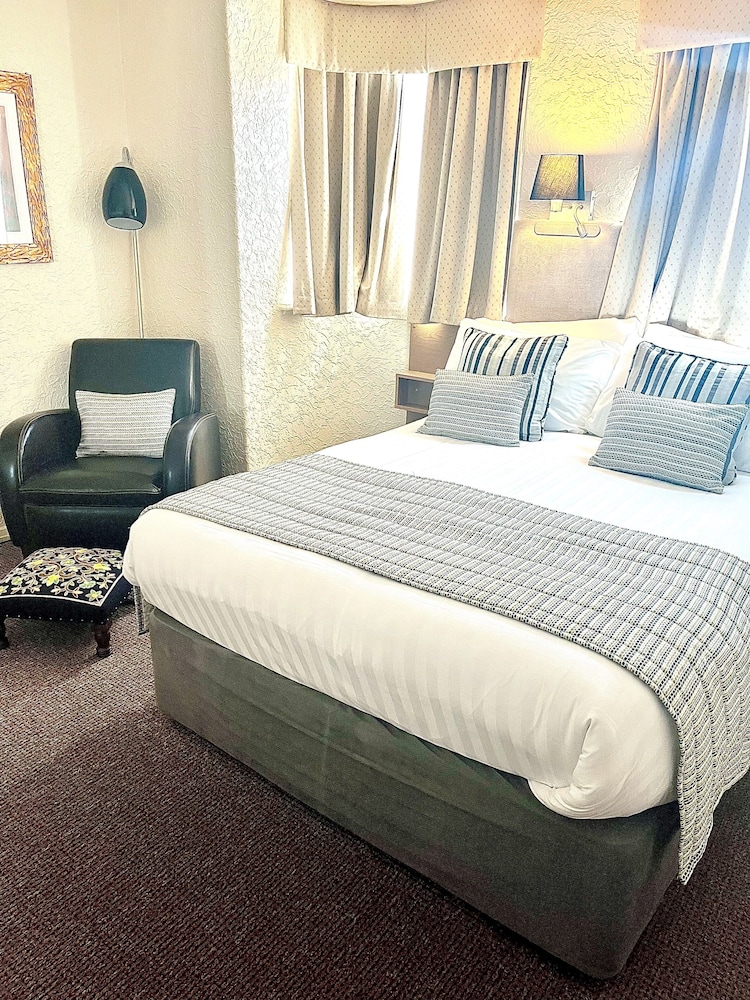 Clifton Court Metro Hotel