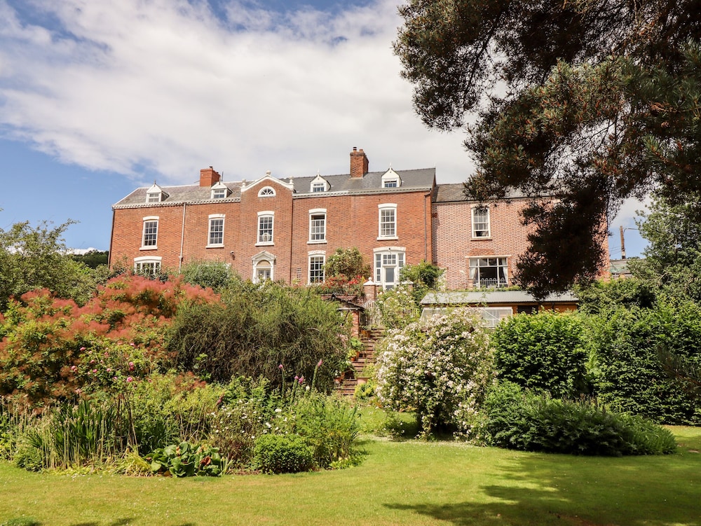 Rock House Apartment — 4-Star Luxury Hotel in Newtown, United Kingdom