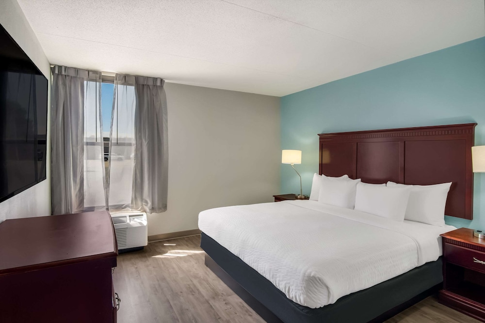 Clarion Inn & Suites Grand Rapids Airport - photo 43