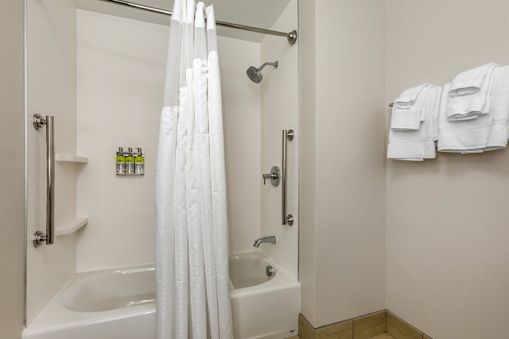 Holiday Inn Express & Suites Phoenix Dwtn State Capitol by IHG - photo 24