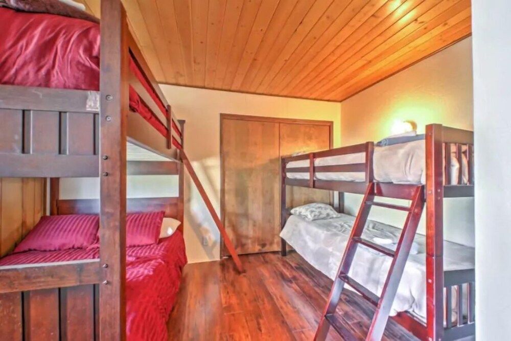 Edgars Hideaway - carbon neutral hotel in Big Bear City