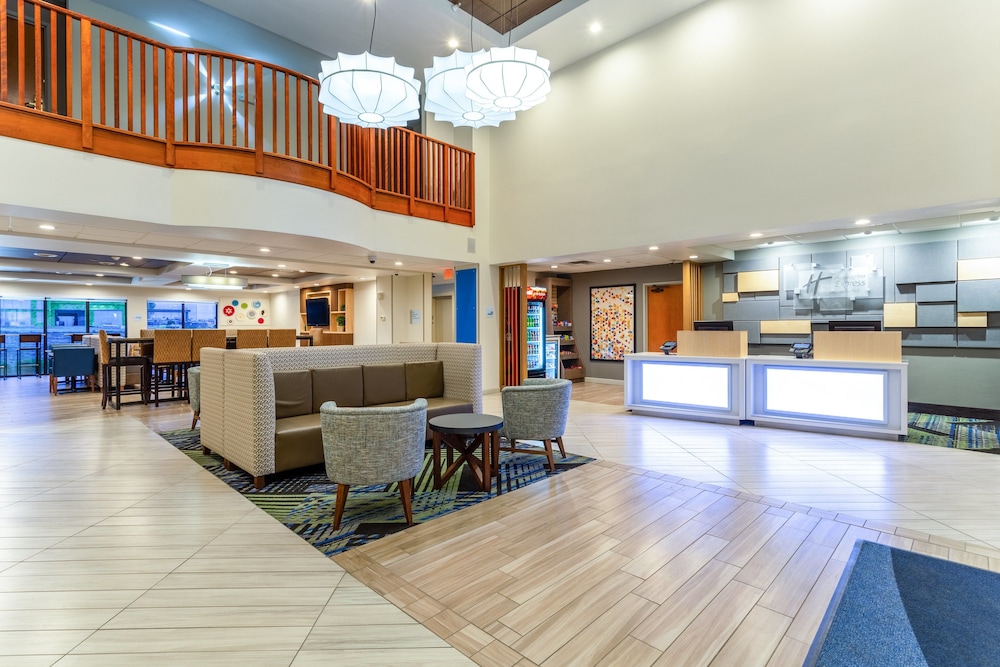 Holiday Inn Express & Suites Cedar Falls Waterloo by IHG - photo 40