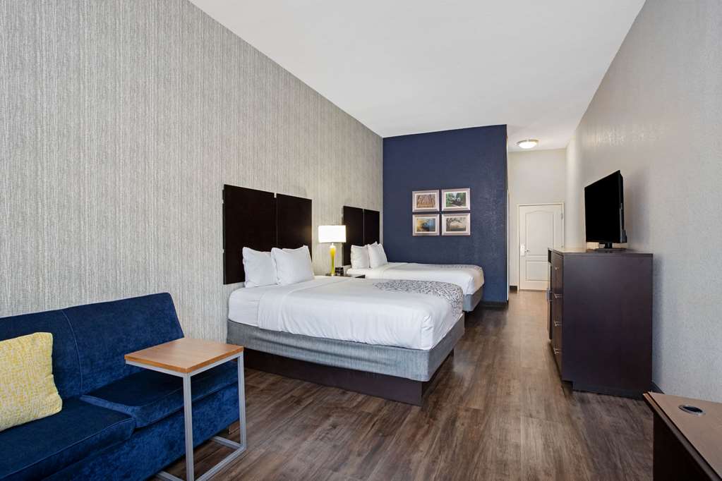 La Quinta Inn & Suites by Wyndham Palestine - photo 21