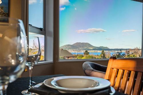Kinder Cottage Taupo — 4-Star Luxury Hotel in Taupo, New Zealand