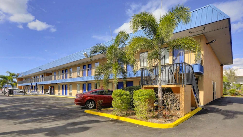 Magnuson Hotel Bradenton - photo 36